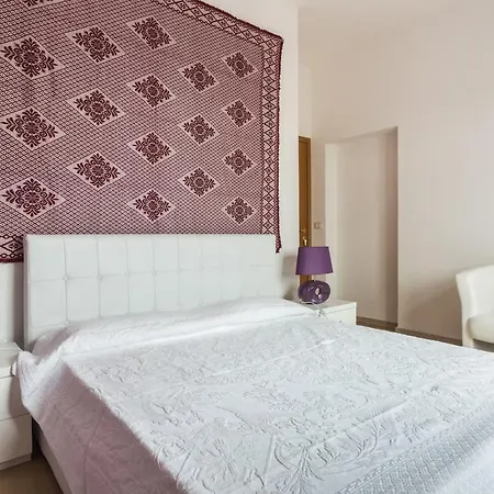 Charming House Whit Terrace بيت للعطل *